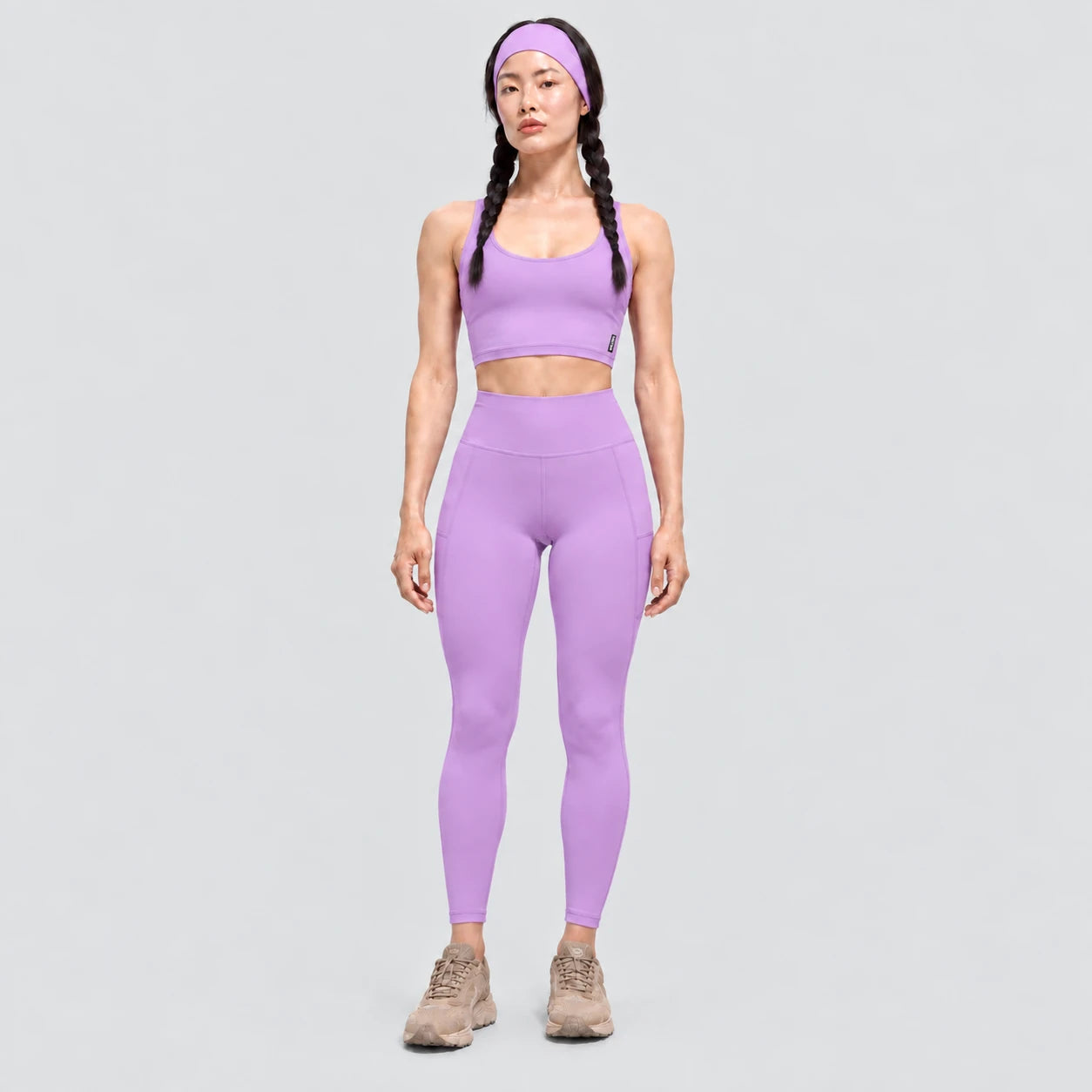 Top deportivo AURA de VALTIK para mujer en lila, vista frontal en modelo.
