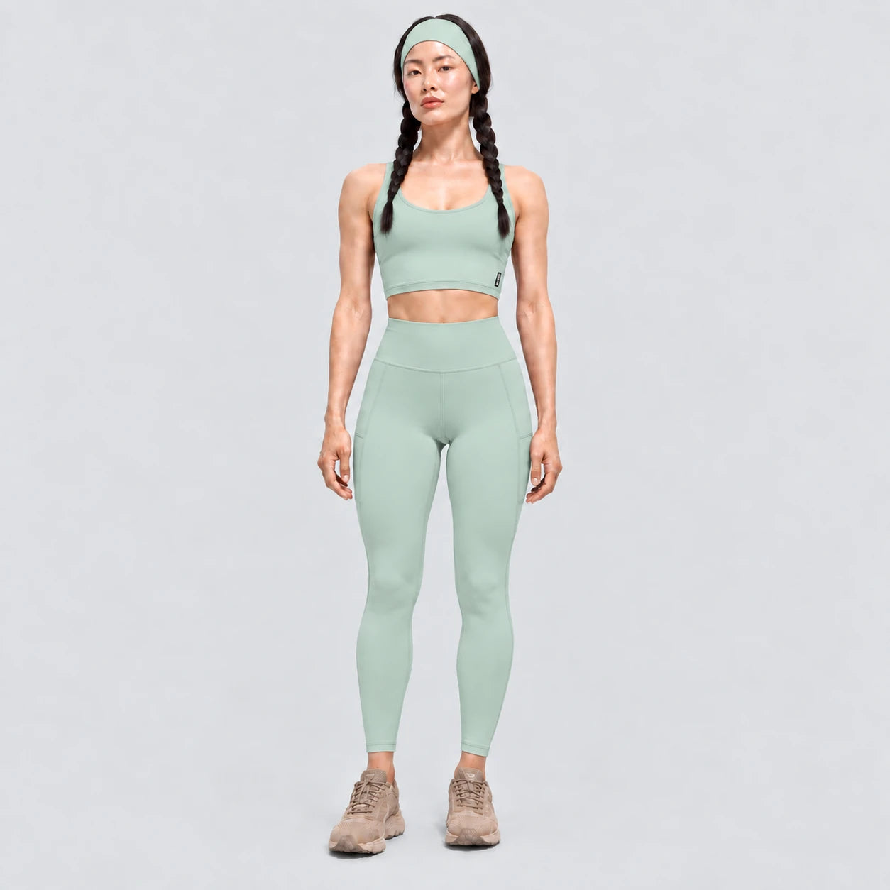 Top deportivo AURA de VALTIK para mujer en menta, vista frontal en modelo.