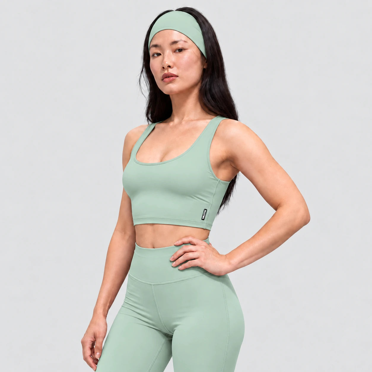 Top deportivo AURA de VALTIK para mujer en menta, vista de tres cuartos en modelo.