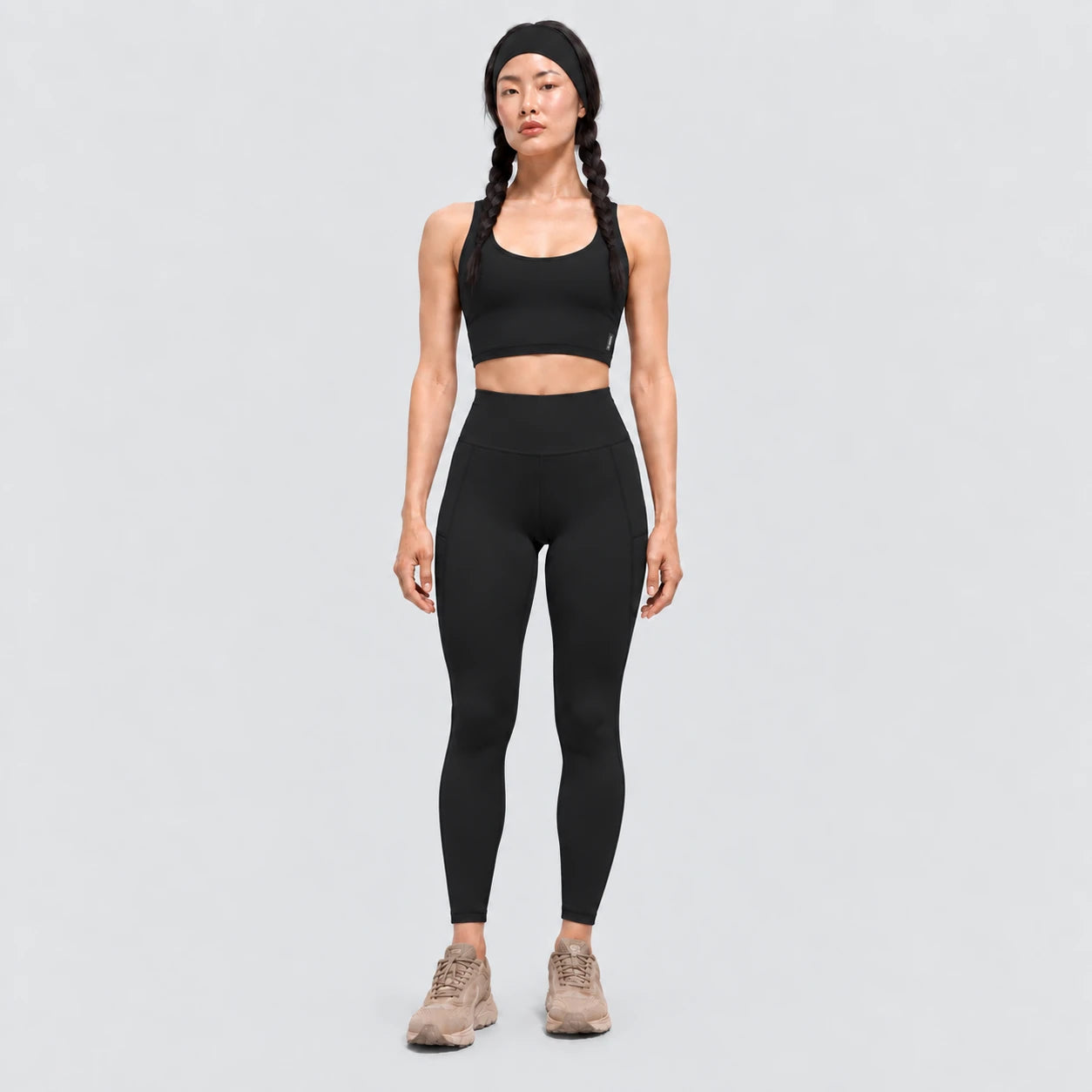 Top deportivo AURA de VALTIK para mujer en negro, vista frontal en modelo.
