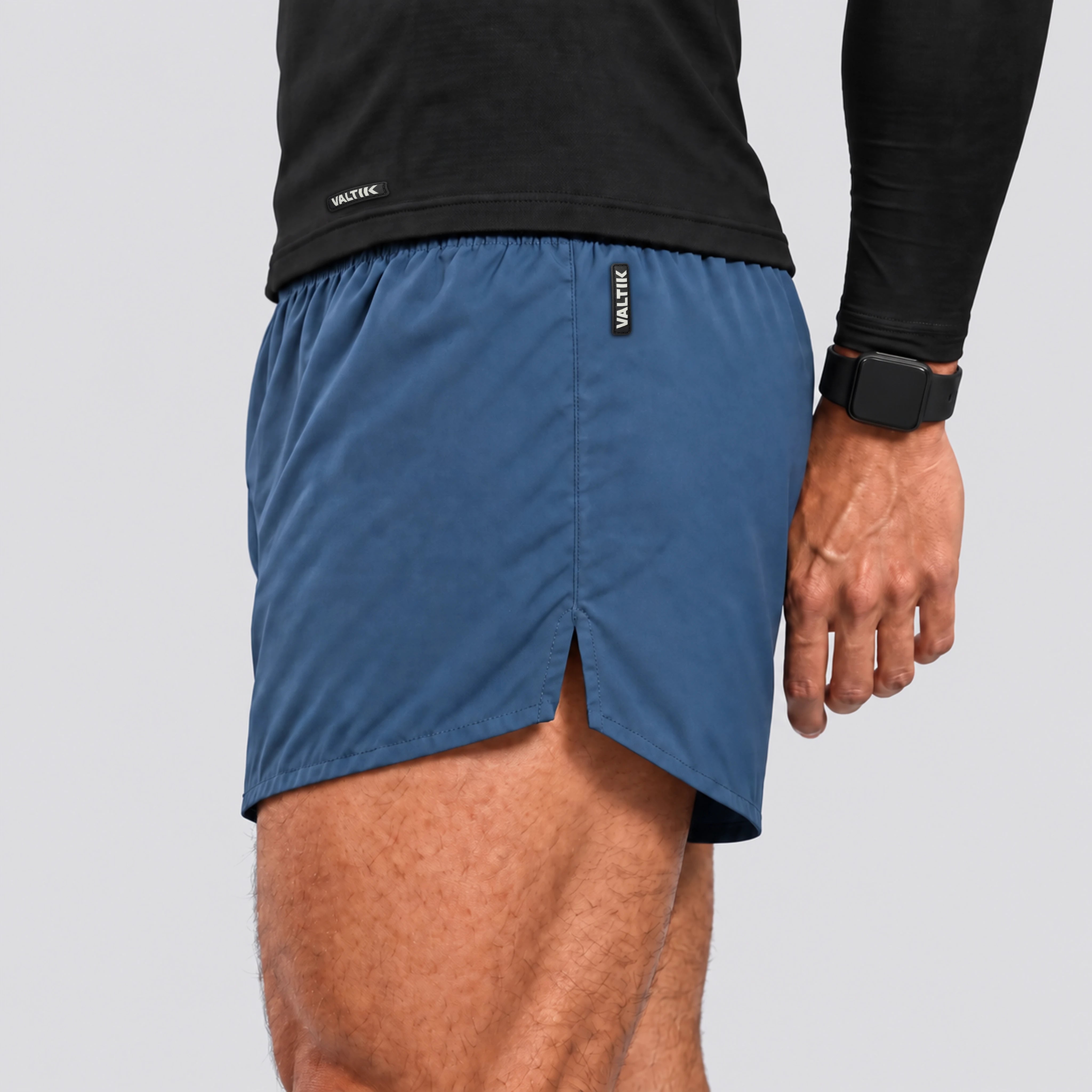 Short deportivo STRIDE de VALTIK para hombre en color azul petróleo, detalle lateral de la abertura, costuras y etiqueta.