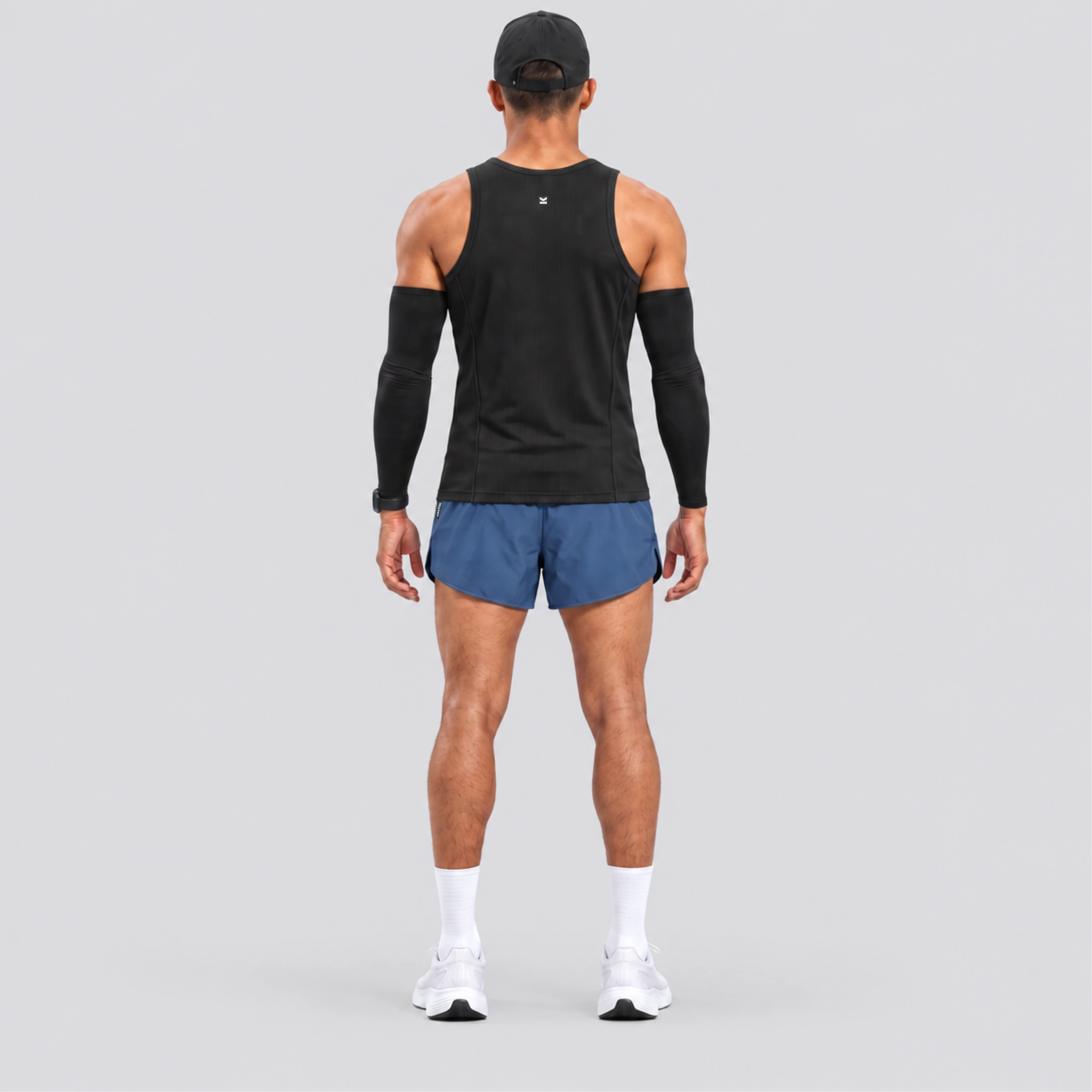 Short deportivo STRIDE de VALTIK para hombre en color azul petróleo, vista posterior en modelo.