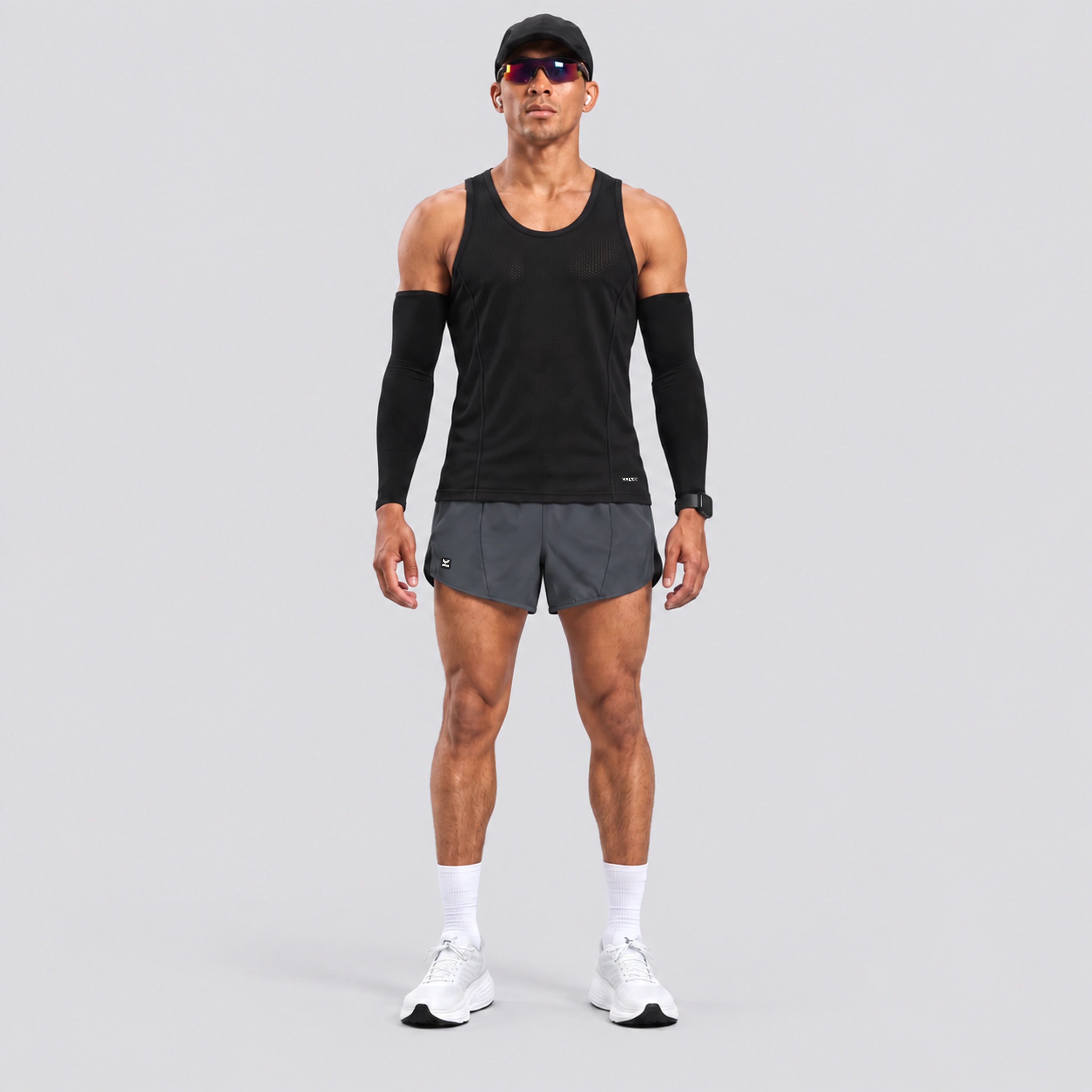 Short deportivo STRIDE de VALTIK para hombre en color gris, vista frontal en modelo.