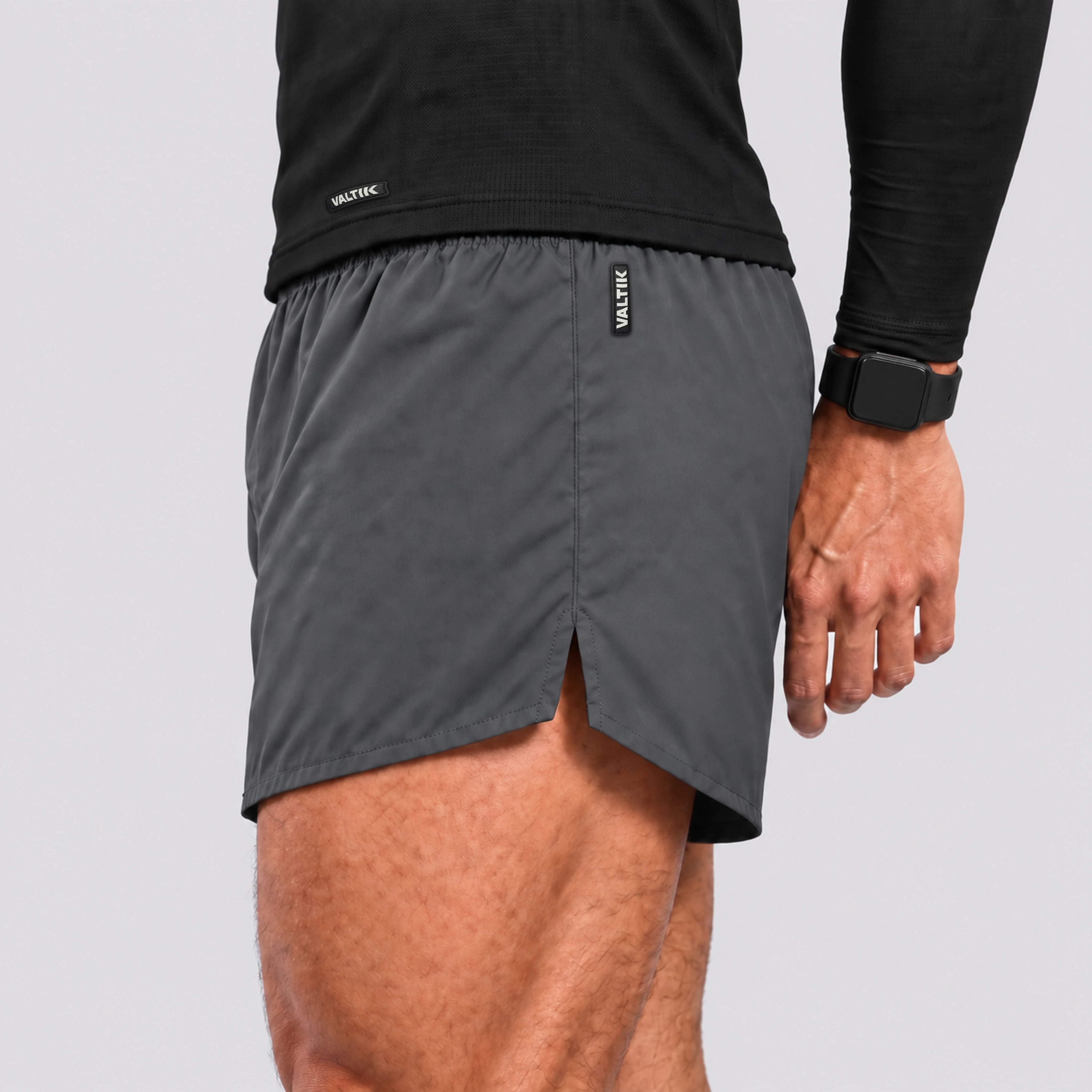 Short deportivo STRIDE de VALTIK para hombre en color gris, detalle lateral de la abertura, costuras y etiqueta.