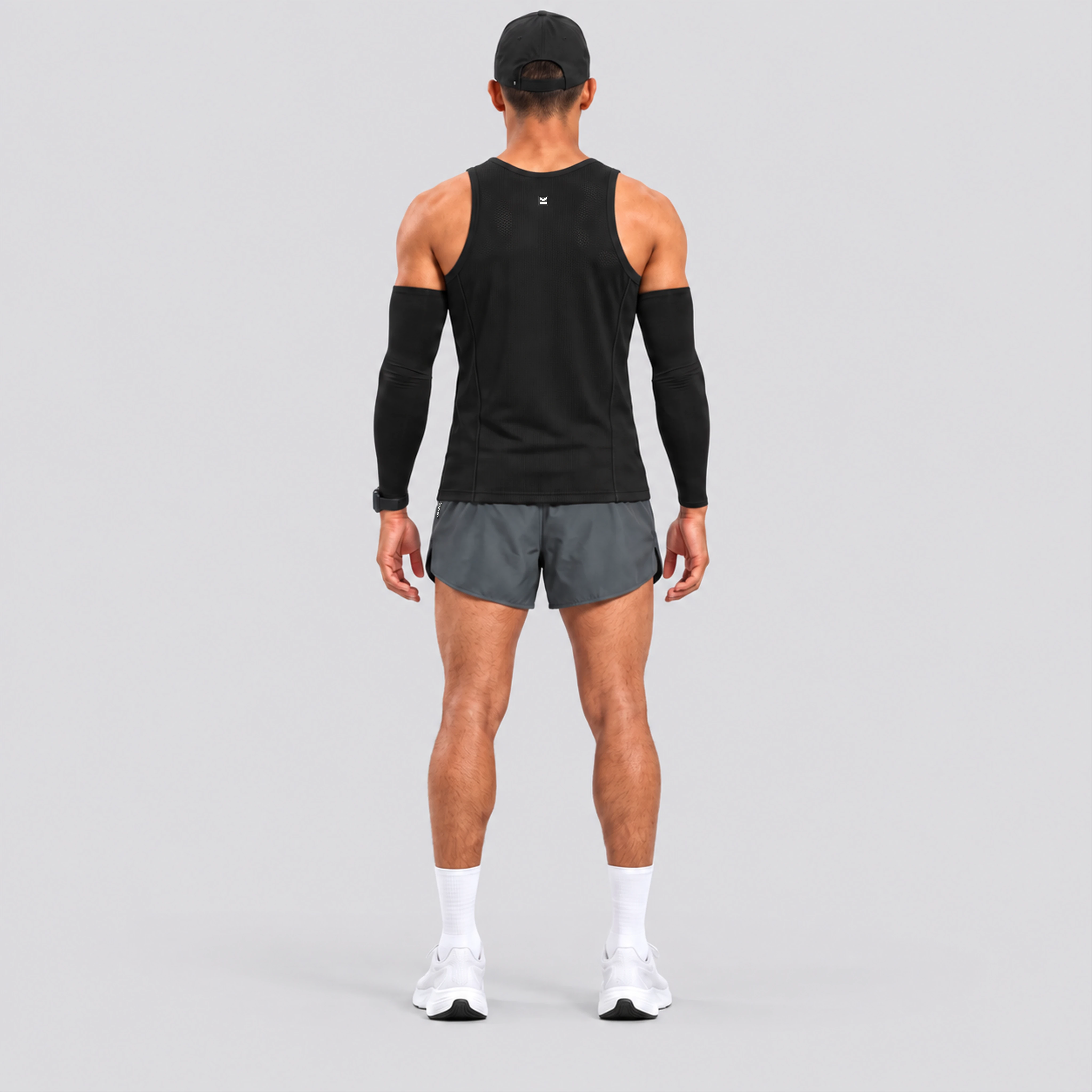 Short deportivo STRIDE de VALTIK para hombre en color gris, vista posterior en modelo.
