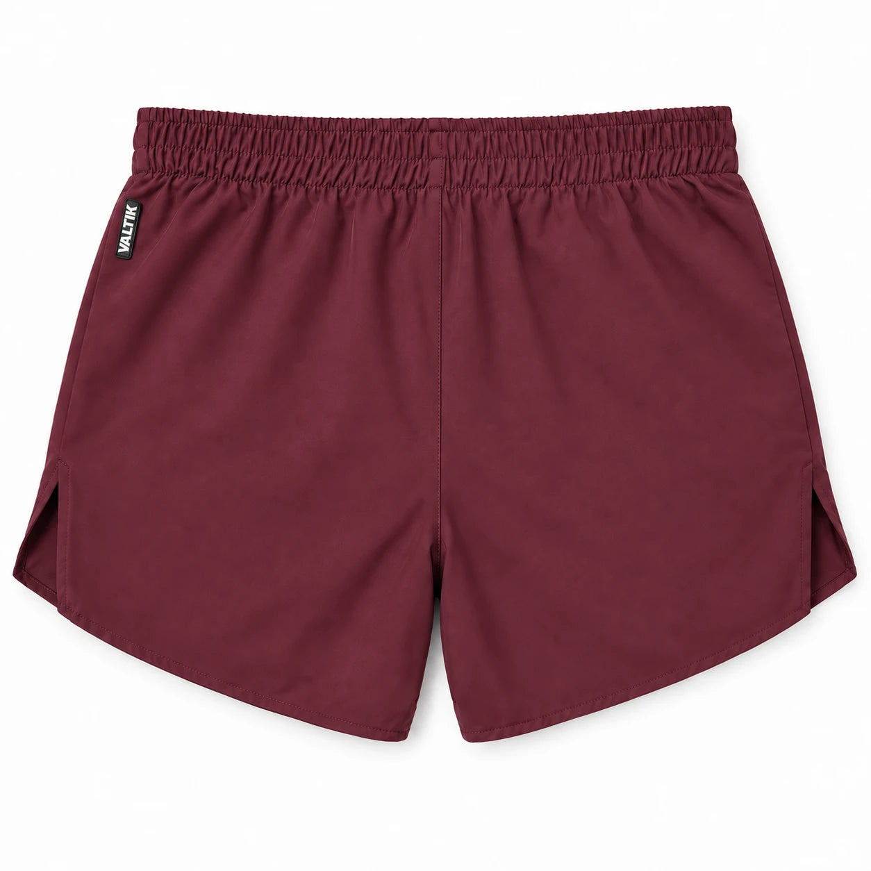 Short deportivo STRIDE de VALTIK para hombre en color guinda, vista posterior del short extendido sobre fondo claro.