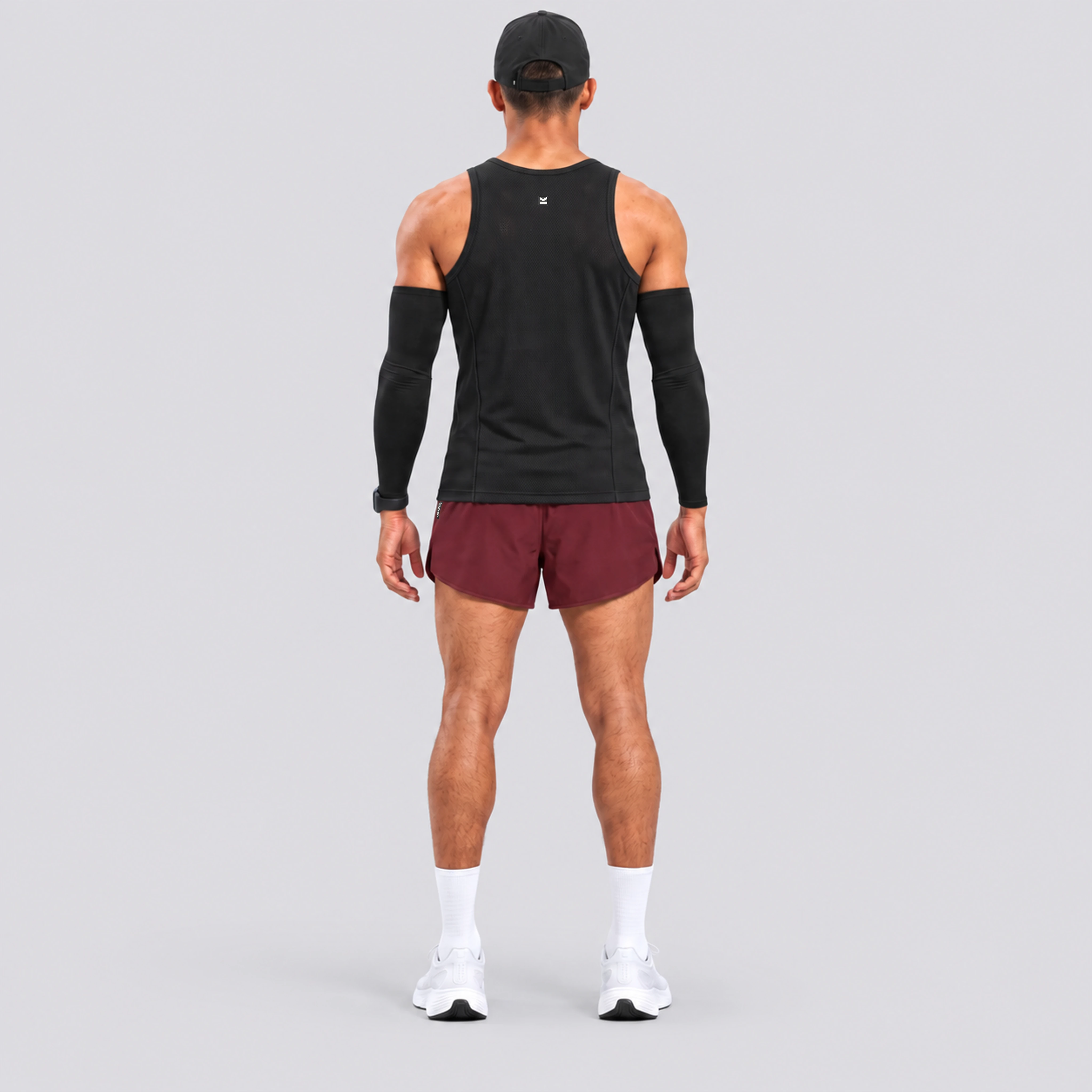 Short deportivo STRIDE de VALTIK para hombre en color guinda, vista posterior en modelo.