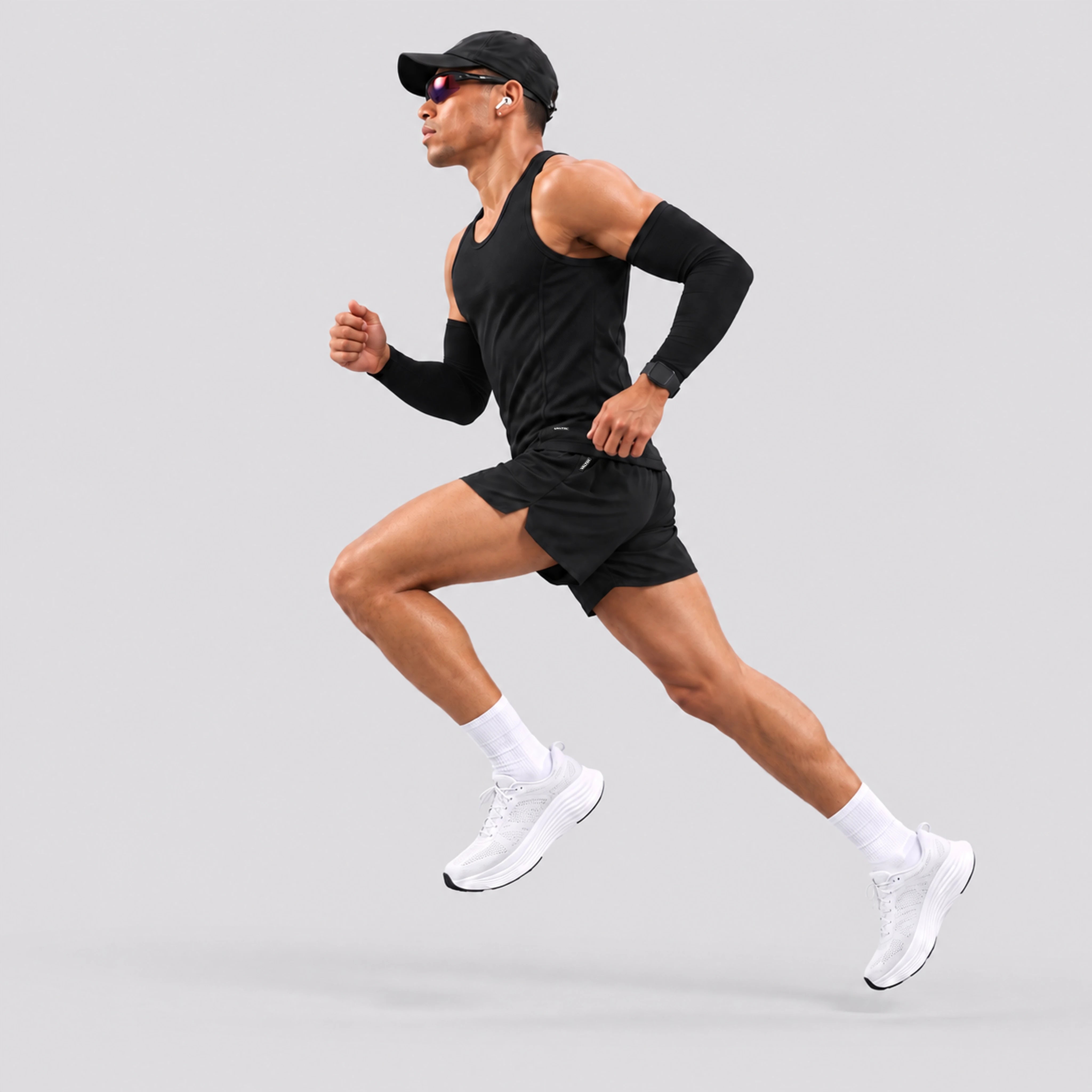 Short deportivo STRIDE de VALTIK para hombre en color negro, atleta corriendo, vista lateral.