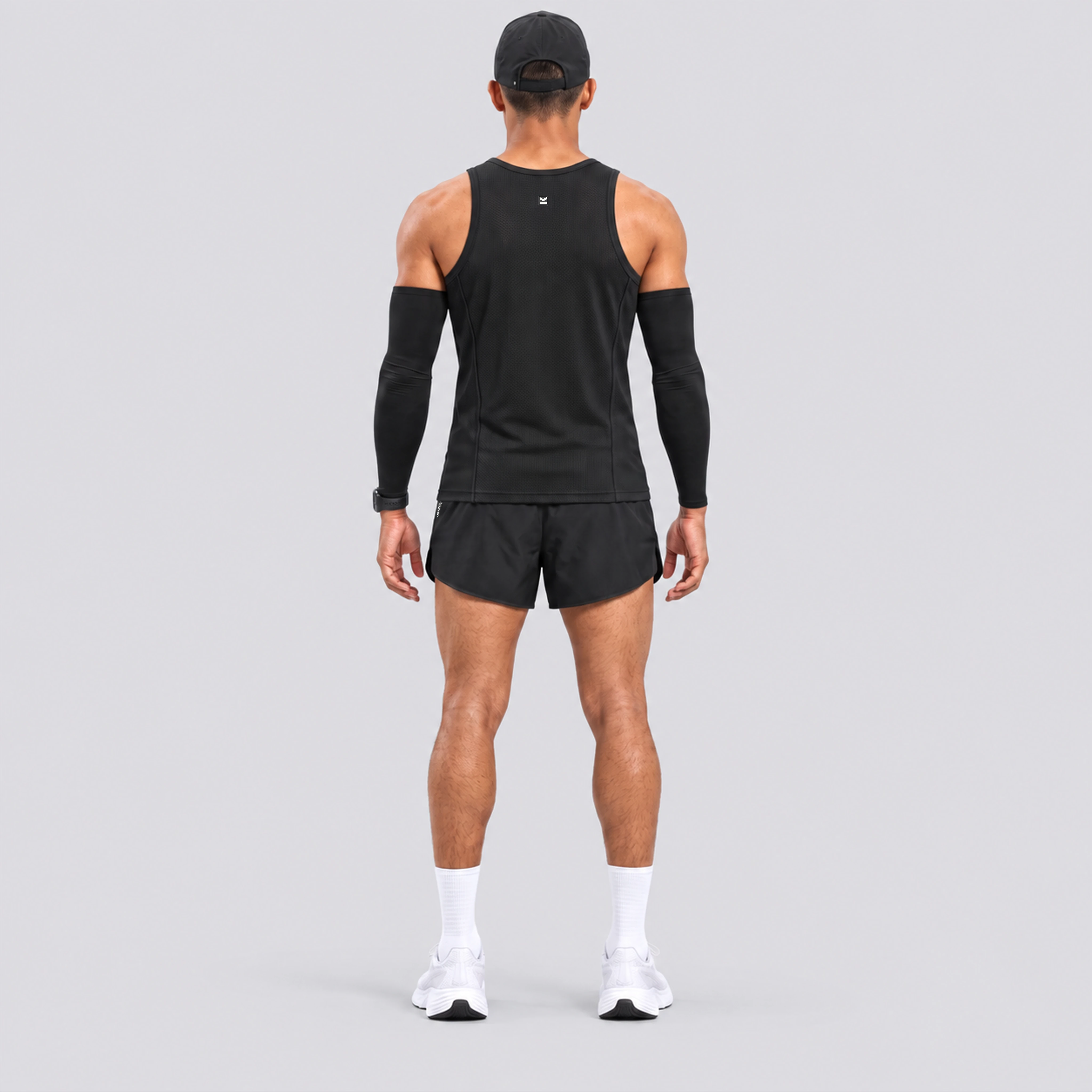 Short deportivo STRIDE de VALTIK para hombre en color negro, vista posterior en modelo.