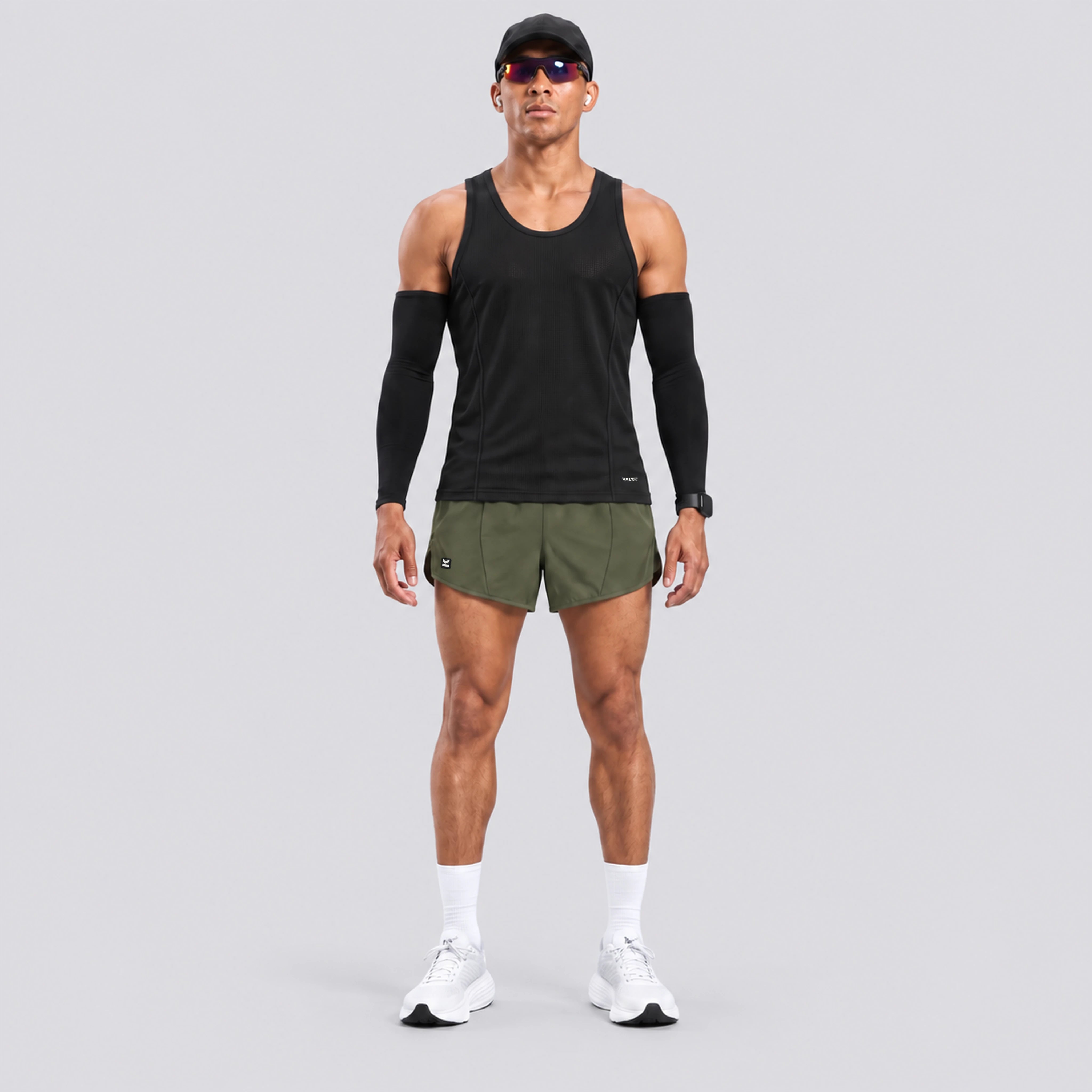 Short deportivo STRIDE de VALTIK para hombre en color verde olivo, vista frontal en modelo.