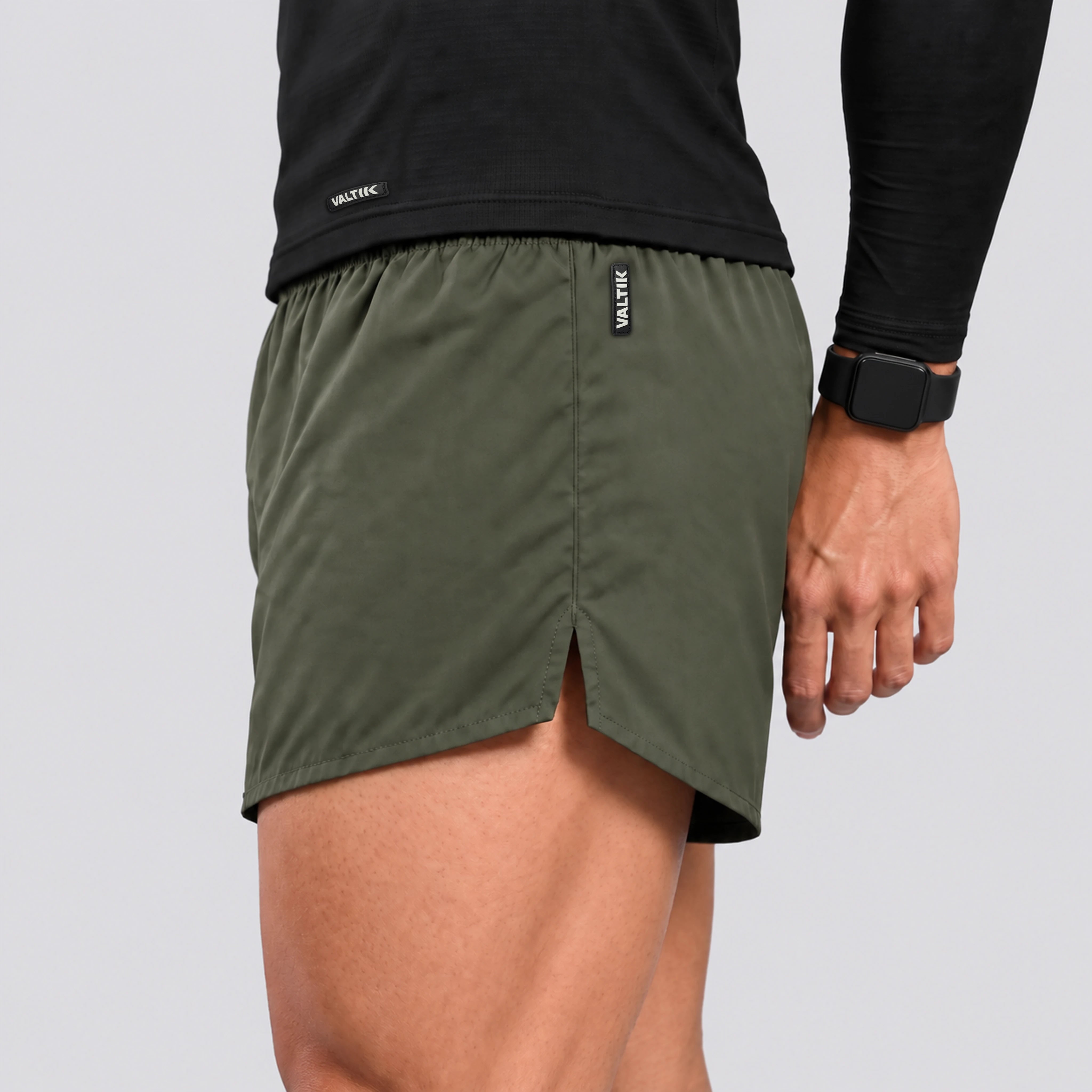Short deportivo STRIDE de VALTIK para hombre en color verde olivo, detalle lateral de la abertura, costuras y etiqueta.