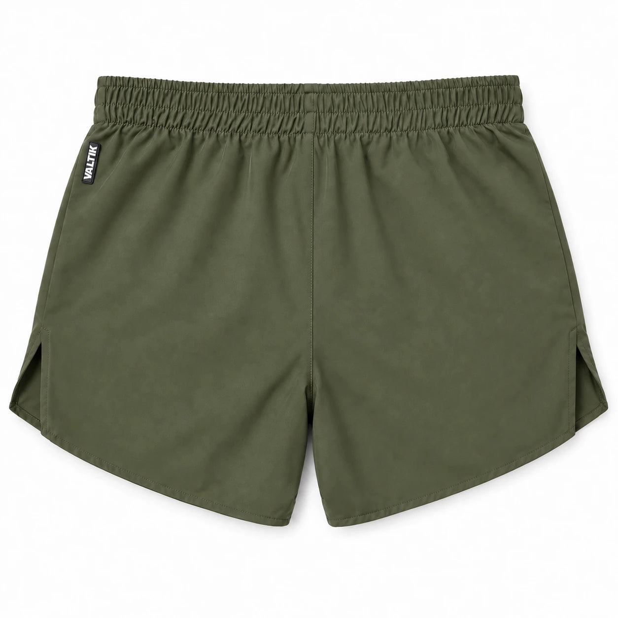 Short deportivo STRIDE de VALTIK para hombre en color verde olivo, vista posterior del short extendido sobre fondo claro.
