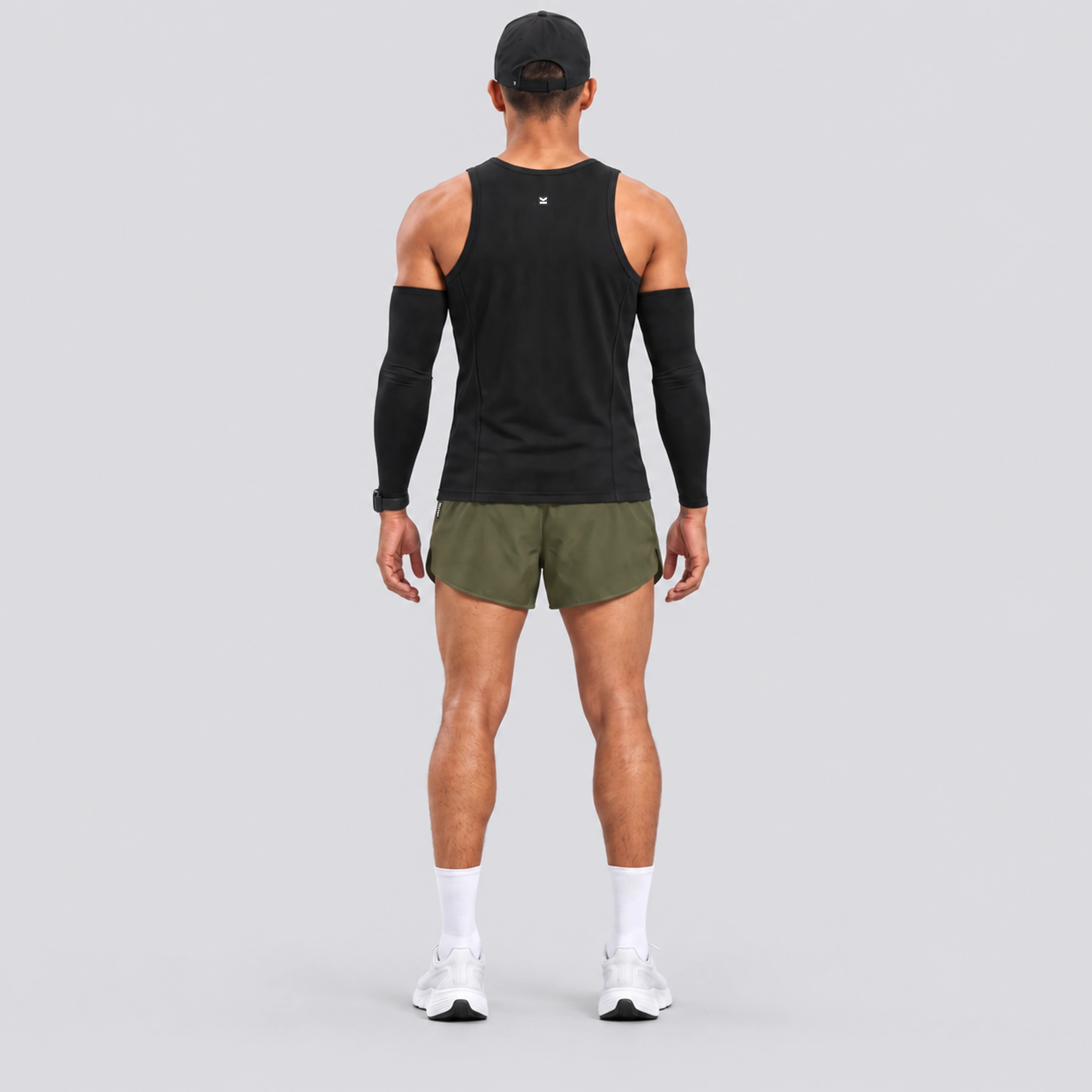 Short deportivo STRIDE de VALTIK para hombre en color verde olivo, vista posterior en modelo.