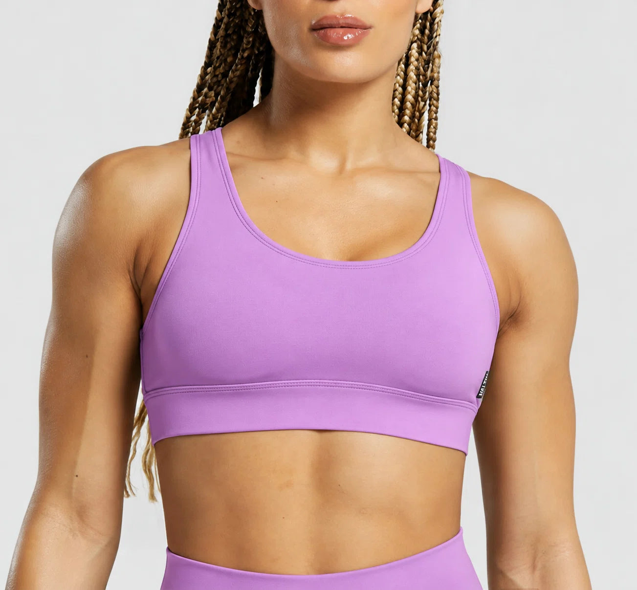 Top deportivo VEGA de VALTIK para mujer en lila, vista frontal en modelo.