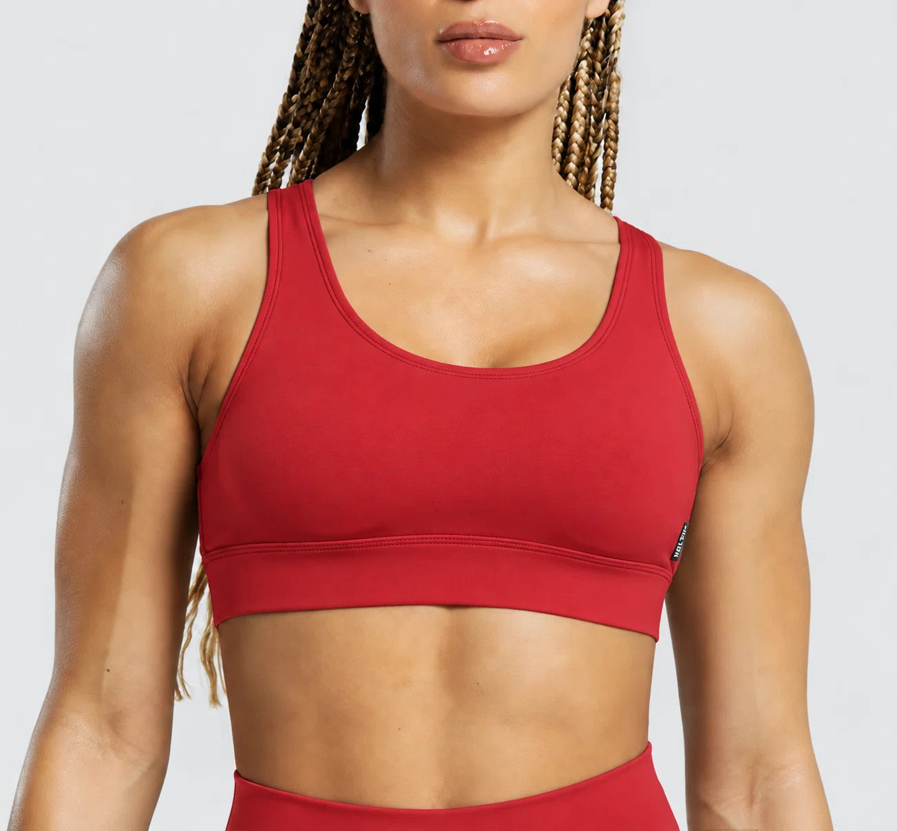 Top deportivo VEGA de VALTIK para mujer en rojo, vista frontal en modelo.